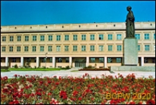 Uniwersytet Marii Curie-Skłodowskiej, Plac Marii Curie-Skłodowskiej z pomnikiem Marii Curie-Skłodowskiej na tle Wydziału Matematyki i Fizyki, Lublin