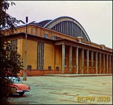 Hala Sportowa Miejskiego Ośrodka Sportu i Rekreacji (MOSiR ) przy ulicy ks. Skorupki 21, dawniej "Pałac Sportu", widok zewnętrzny od strony wejść, Łódź