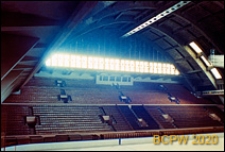 Hala Sportowa Miejskiego Ośrodka Sportu i Rekreacji (MOSiR ) przy ulicy ks. Skorupki 21, dawniej "Pałac Sportu", widok wnętrza, trybuny z konstrukcją dachową, Ł&oacute;dź