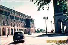 Widok ulicy w centrum z jadącymi samochodami osobowymi, Krak&oacute;w-Nowa Huta