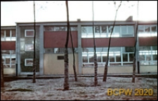 Osiedle E (E3), Szkoła Podstawowa nr 12 (obecnie Zespół Szkół nr 2) przy ulicy Elfów 9, widok zewnętrzny z drzewami, zbliżenie, Tychy-Nowe Tychy