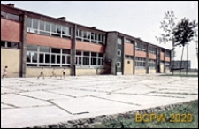 Osiedle E (E3), Szkoła Podstawowa nr 12 (obecnie Zespół Szkół nr 2) przy ulicy Elfów 9, wejście boczne, Tychy-Nowe Tychy