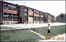 Osiedle E (E3), Szkoła Podstawowa nr 12 (obecnie Zespół Szkół nr 2) przy ulicy Elfów 9, w tle budynek mieszklany, Tychy-Nowe Tychy