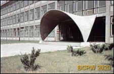 Osiedle E, Zesp&oacute;ł Szk&oacute;ł Budowlanych nr 5 w Tychach przy ulicy Edukacji 11, łupinowy daszek nad wejściem do budynku, Tychy-Nowe Tychy