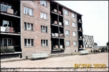 Osiedle mieszkaniowe Przymorze, czterokondygnacyjny budynek mieszklany, zbliżenie budynku z balkonami, Gdańsk-Przymorze