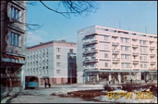 Zabudowa mieszkaniowa w centrum z pawilonami handlowo-usługowymi na parterze, okolice baru Cristal, widok zimą, Gdańsk-Wrzeszcz