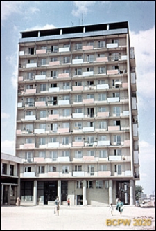 Widok ogólny wieżowca przy skrzyżowaniu ulicy Grochowskiej z ulicą Grunwaldzką, Poznań