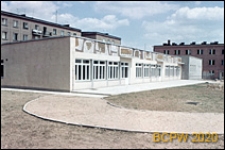 Szkoła podstawowa, budynek z mozaiką i bloki mieszkalne, Poznań