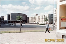 Śródmieście, Stary Rynek, Kino Millenium, obok ulica Grodzka 1 z budynkiem mieszkalnym na osiedlu XX-lecia, Słupsk