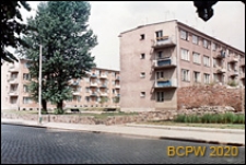 Budynki mieszkalne czterokondygnacyjne z niebiesko-białymi balkonami, widok od strony ulicy, Słupsk