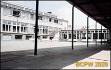 Szkoła podstawowa, obecnie Zespół Szkół Specjalnych nr 5, widok zewnętrzny szkoły i dziedzica z podcieniem i łącznikiem, Sopot