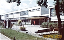 Szkoła podstawowa, widok od frontu z zadaszonym wejściem oraz ogrodzonym siatką terenem szkoły, Sopot