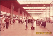 Port lotniczy Paryż-Orly, wnętrze gmachu lotniska, hol gł&oacute;wny, widok og&oacute;lny, Francja