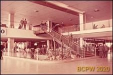 Port lotniczy Paryż-Orly, wnętrze hallu pierwszego piętra, schody prowadzące na antresolę, Francja