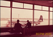 Port lotniczy Paryż-Orly, wnętrze gmachu lotniska, widok z okien pierwszego piętra na płytę lotniska, Francja