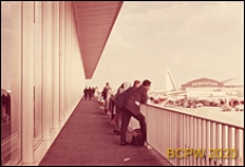 Port lotniczy Paryż-Orly, galeria widokowa pierwszego piętra oraz fragment szklanej elewacji budynku portu lotniczego, Francja