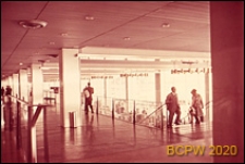 Port lotniczy Paryż-Orly, wnętrze hallu trzeciego piętra, fragment ze schodami na drugie pietro, Francja