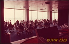 Port lotniczy Paryż-Orly, wnętrze gmachu lotniska, salon dla pasażerów oczekujących na samolot, Francja