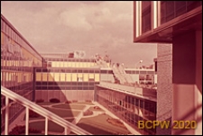 Port lotniczy Paryż-Orly, taras widokowy pierwszego piętra, widok na wewnętrzny dziedziniec z ogrodem, Francja