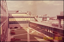 Port lotniczy Paryż-Orly, wewnętrzny dziedziniec z ogrodem przy tarasie widokowym, Francja