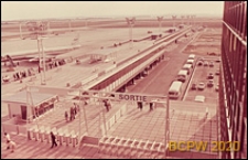 Port lotniczy Paryż-Orly, widok z tarasu widokowego na płytę lotniskową, wejście i wyjście na taras widokowy, Francja