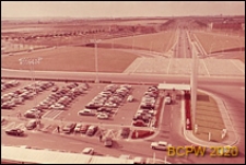 Port lotniczy Paryż-Orly, widok panoramiczny z tarasu widokowego na parking i autostradę, Francja