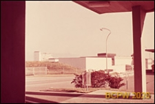 Europejski Ośrodek Badań Jądrowych CERN, widok z podcieni na jeden z budynków Ośrodka, Genewa, Szwajcaria