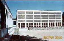 Szkoła ogólnokształcąca, widok zewnętrzny od strony dziedzińca z kamiennym murkiem, Sopot