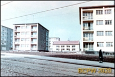 Osiedle Stare Miasto, ulica Dworcowa, fragment nowej zabudowy, widok elewacji południowej czterokondygnacyjnych budynków od strony wybrukowanej ulicy z szynami, Szczecin