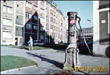 Stare Miasto, ulica Grodzka, pompa wodna obok pięciokondygnacyjnego budynku, Szczecin