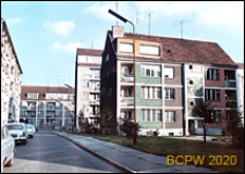 Stare Miasto, centrum, nowa zabudowa mieszkaniowa, widok od strony chodnika i ulicy z zaparkowanymi samochodami osobowymi, Szczecin