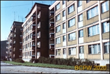 Śródmieście, osiedle mieszkaniowe w centrum, pięciokondygnacyjne budynki mieszkalne, widok od strony chodnika, Szczecin