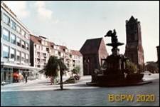 Plac Orła Białego, fontanna z orłem, Bazylika Archikatedralna św. Jakuba Apostoła trzypiętrowy pawilon Motozbytu, nowe budynki mieszkalne, Szczecin